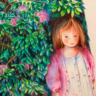 Portrait d'un enfant aux crayons de couleur